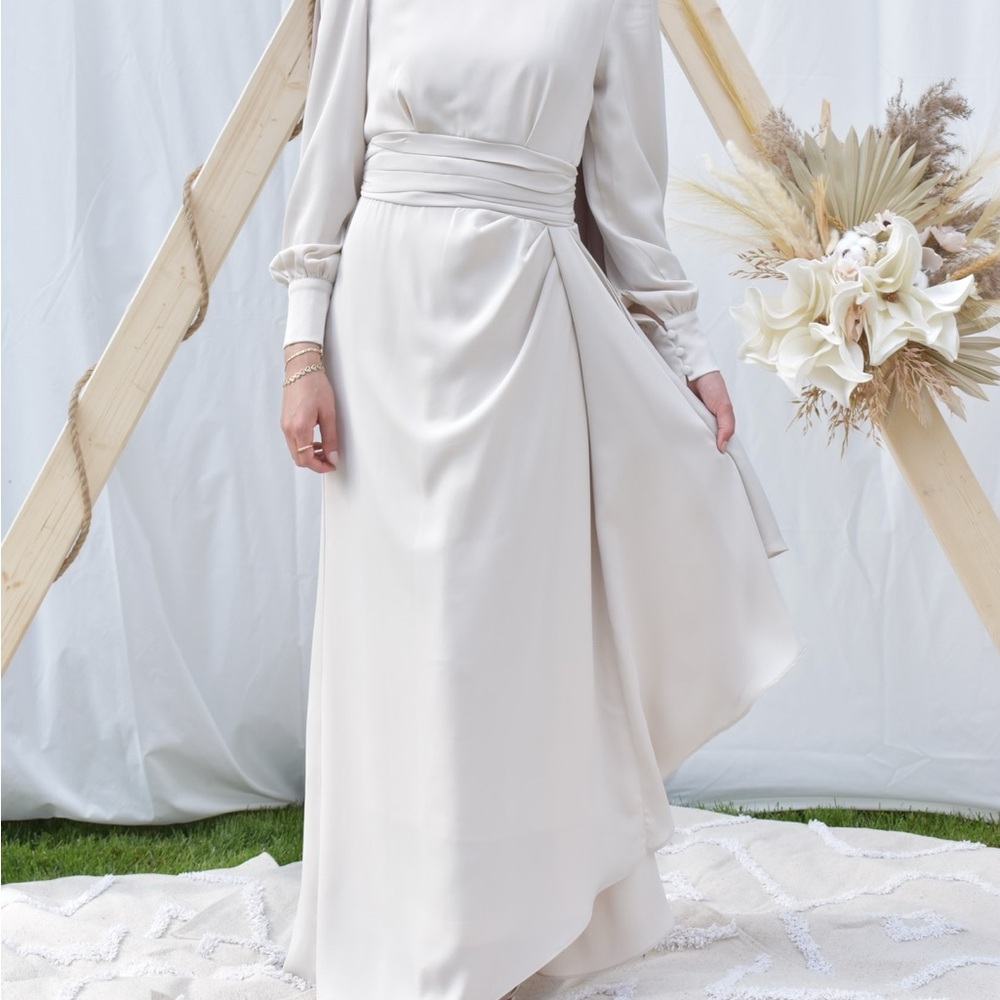 Elegant Cream Maxi Dress - Picture 2 of 6